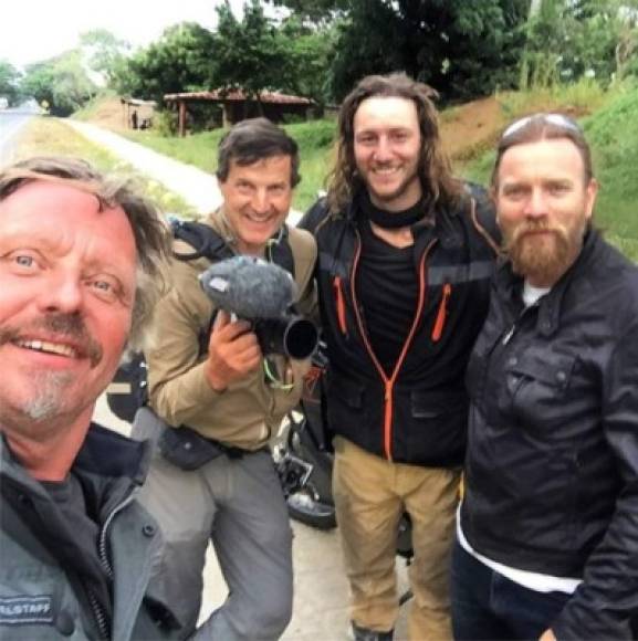 Para la filmación de la serie documental Ewan McGregor es acompañado por todo un equipo técnico.