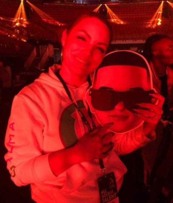 Mireddys tampoco pierde la oportunidad de apoyar a su esposo Daddy Yankee cada vez que puede. En sus redes sociales publica muchas imágenes del famoso cantante, demostrándole su amor, cariño y colaboración.