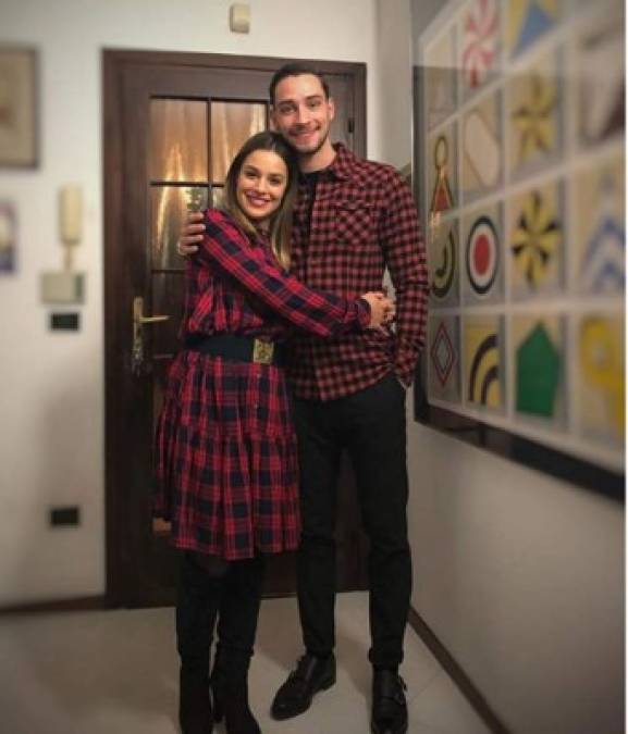 Giulia: pareja del defensa italiano Mattia De Sciglio. Estan juntos desde 2016 cuando se la vio animando a su novio en la Eurocopa de ese año. Desde entonces se ha convertido en la mayor fan del futbolista y es una de las WAGs más conocidas de la Juve.