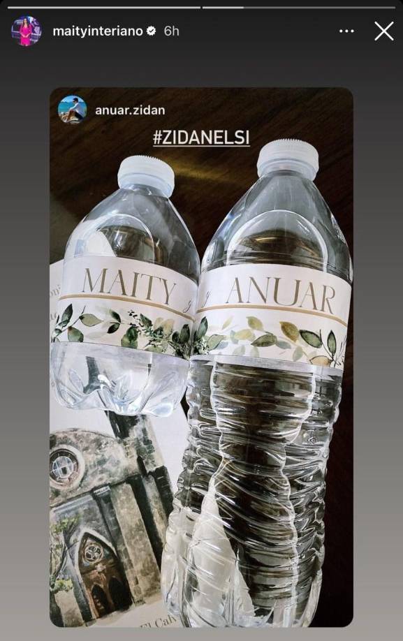 Hasta las botellas de agua que se regalarán en la ceremonia están personalizadas con los nombres de los novios. 