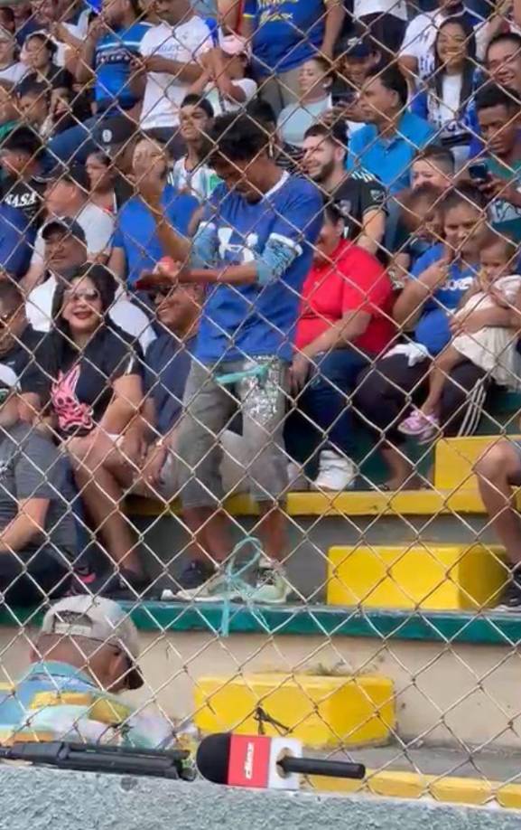 Y en la fiesta no podía faltar la música, y este aficionado se encargó del sazón al bailar al ritmo de punta.