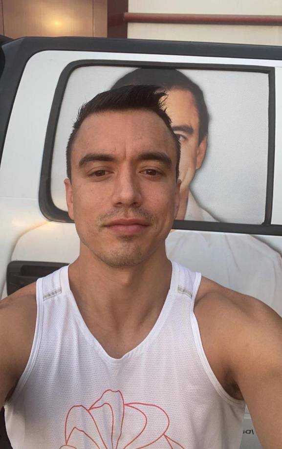 Daniel es un sommelier, sabe de música, intentó ser vegetariano, colecciona ajíes y le apasionan los autos y los caballos, de acuerdo con su equipo de prensa.