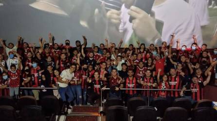Aproximadamente 80 aficionados del Milan se reunieron en Tegucigalpa para celebrar el título del equipo rossonero.