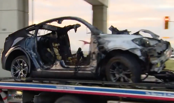 Así quedó el vehículo Tesla accidentado en Toronto, Canada.