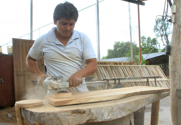 La atolera Yoselyn de Comayagua es conocida por su gastronomía y su gran variedad de talla en madera