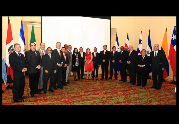 Embajadores de Latinoamérica y el Caribe homenajean a Lobo