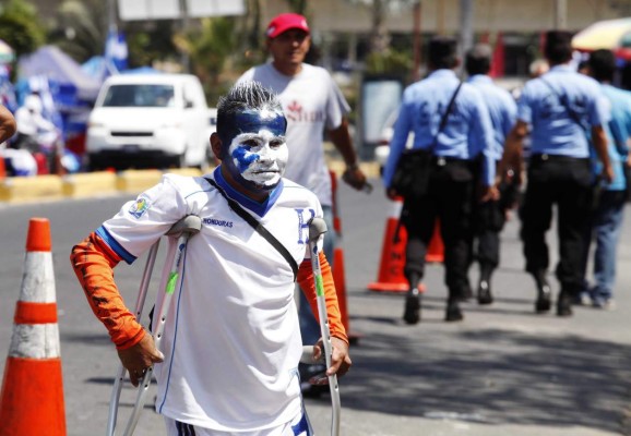 Video: El aficionado de lujo de Honduras en tierras salvadoreñas