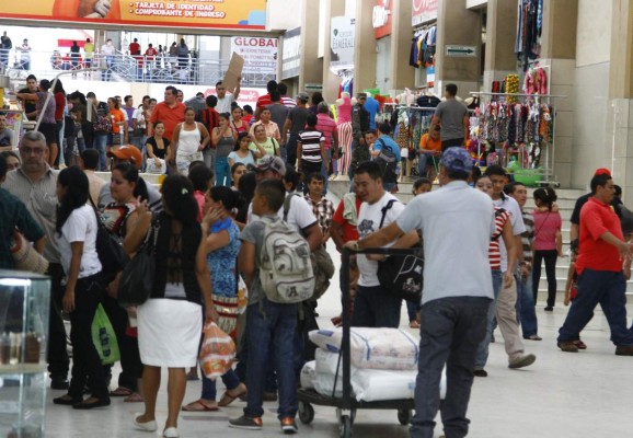 Por feriadón se triplica venta de pasajes en la terminal de buses