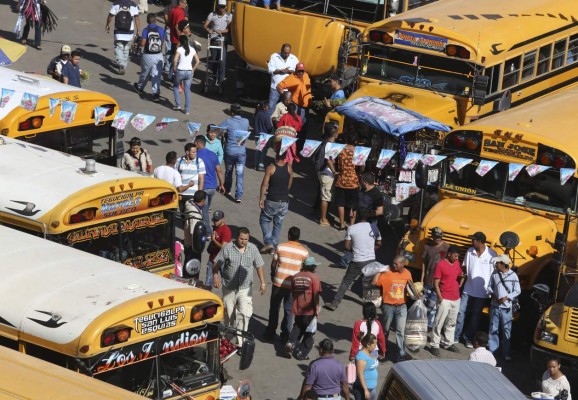 Agitado ambiente en terminales y comercios antes de la Nochebuena