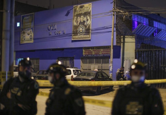 Atentado terrorista deja al menos 18 muertos en Perú