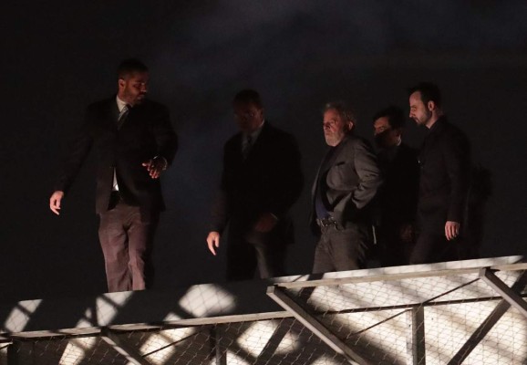 Lula durmió tranquilo en su primera noche en prisión, acompañado de un abogado