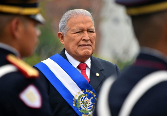 Juez salvadoreño ordena la captura internacional del expresidente Sánchez Cerén