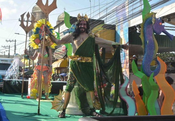 Eduardo Zablah se roba el show como Poseidón en La Ceiba