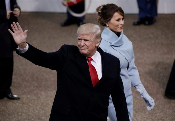 El presidente de Estados Unidos, Donald Trump, saluda al público durante el desfile inaugural, realizado por la avenida Pensilvania. EFE