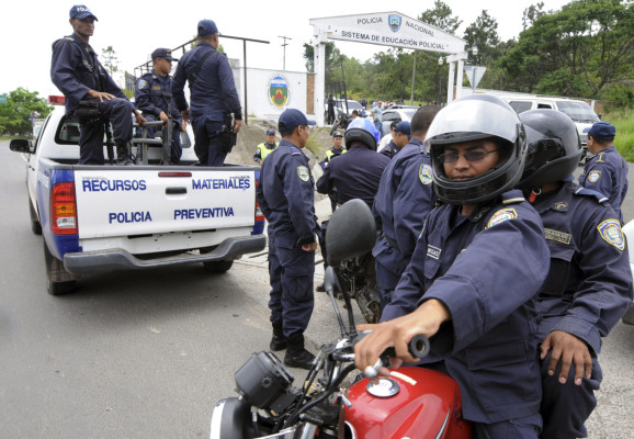 Policías hondureños protestan por falta de pago en Tegucigalpa
