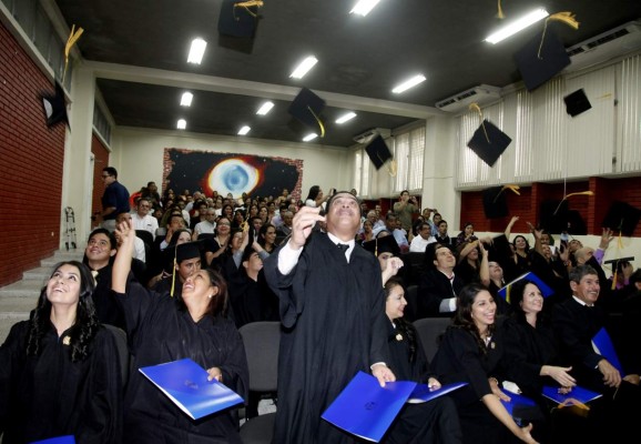 Unah-vs entrega 36 nuevos profesionales