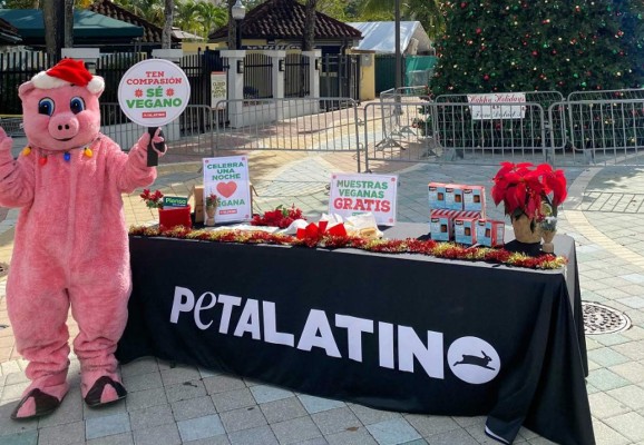 Regalan jamón vegano a latinos de Miami para que se compadezcan del lechón