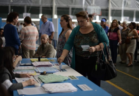 A woman casts her vote at a polling station in Guatemala City, on election day on September 6, 2015. Guatemalans streamed to the polls Sunday in general elections held amid public disenchantment with government just days after the country's president was jailed on corruption charges. AFP PHOTO / Johan ORDONEZ