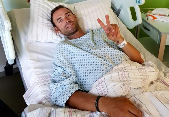 This picture obtained on Spanish cyclist Alejandro Valverde's Twitter page on July 2, 2017 shows Valverde signaling a 'V' for victory in a room of the University Hospital in Dusseldorf.Spanish veteran Alejandro Valverde has undergone a succesful operation to fix a broken kneecap he suffered in a crash that knocked him out of the Tour de France, his Movistar team said on July 2, 2017. / AFP PHOTO / Twitter of Alejandro Valverde / Alejandro VALVERDE / RESTRICTED TO EDITORIAL USE - MANDATORY CREDIT 'AFP PHOTO / Alejandro Valverde Twitter webpage' - NO MARKETING NO ADVERTISING CAMPAIGNS - DISTRIBUTED AS A SERVICE TO CLIENTS
