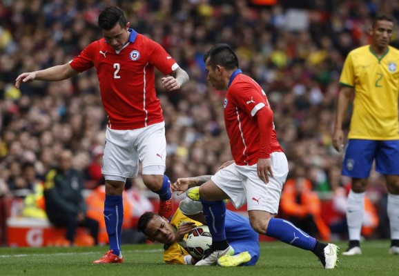 Neymar sufrió brutal pisotón de chileno Gary Medel