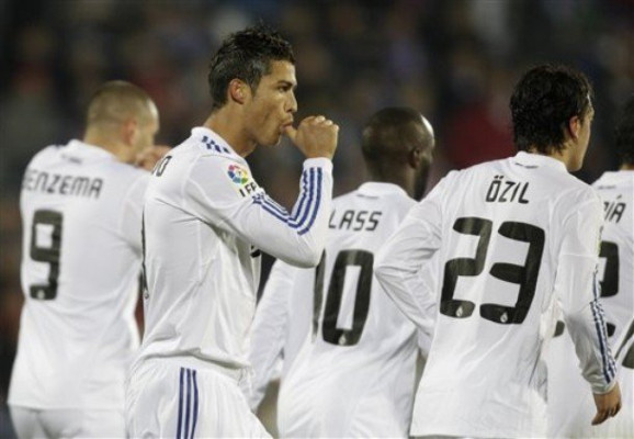 El Real Madrid gana con doblete de Ronaldo