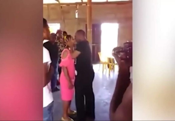 Video: Pastor besa a mujer para 'sacarle' los demonios