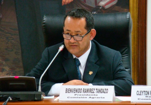 Congresista peruano expone que el alzheimer se origina por leer mucho