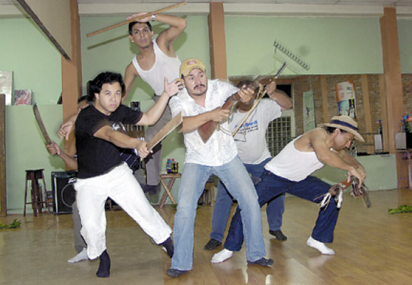 'Bajo el almendro... junto al volcán” al teatro