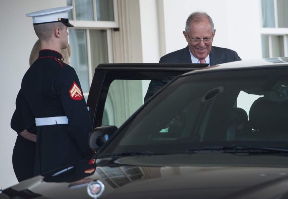Peruvian President Pedro Pablo Kuczynski gets into his car outside the West Wing of the White House following a meeting with US President Donald Trump in Washington on February 24, 2017. / AFP PHOTO / NICHOLAS KAMM