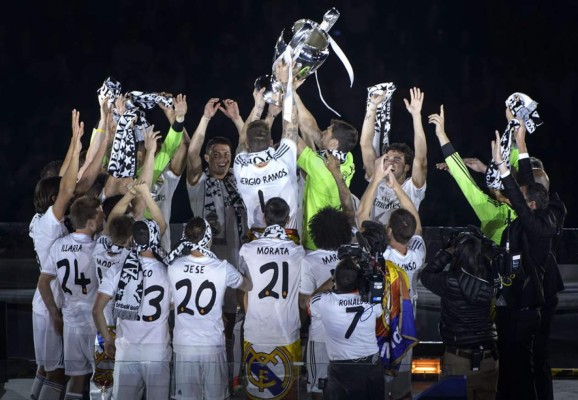 Júbilo blanco por la Décima en el Santiago Bernabeu