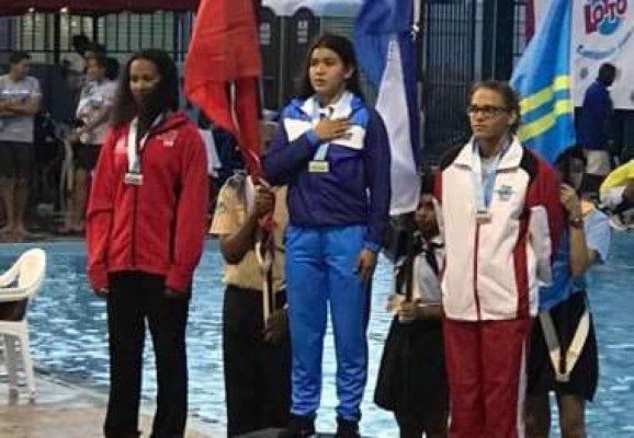 Nadadora hondureña Michelle Ramírez gana otro oro en los Cccan