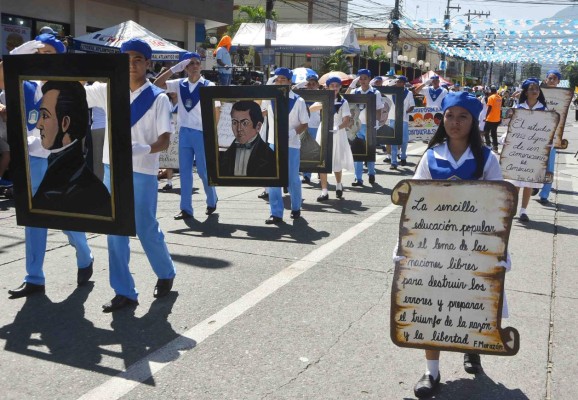Con entusiasmo y civismo ceibeños celebran el cumpleaños de la Patria