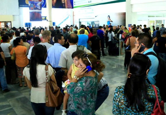 Sufrida espera de pasajeros por nuevo control migratorio en aeropuertos de Honduras