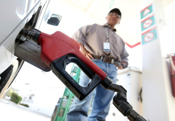 Aseguran que impuestos del Gobierno no permiten reducir precios de combustibles