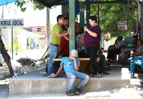 Muere joven al caerse de carro