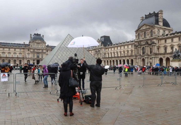 Reabre Museo de Louvre tras ataque con machete