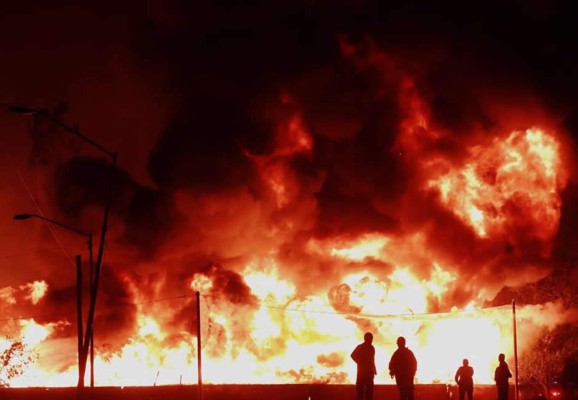 Ocho heridos y 200 evacuados por incendio en mercado de la Ciudad de México