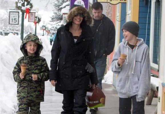 Angelina Jolie recibe el 2017 esquiando con sus hijos