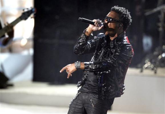 Robert Pattinson besa a Taylor Lautner en vivo