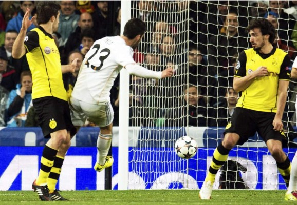 Real Madrid golea al Borussia Dortmund y pone un pie en semifinales