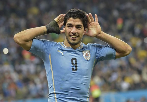 Luis Suárez resucita a Uruguay y lanza a la lona a Inglaterra