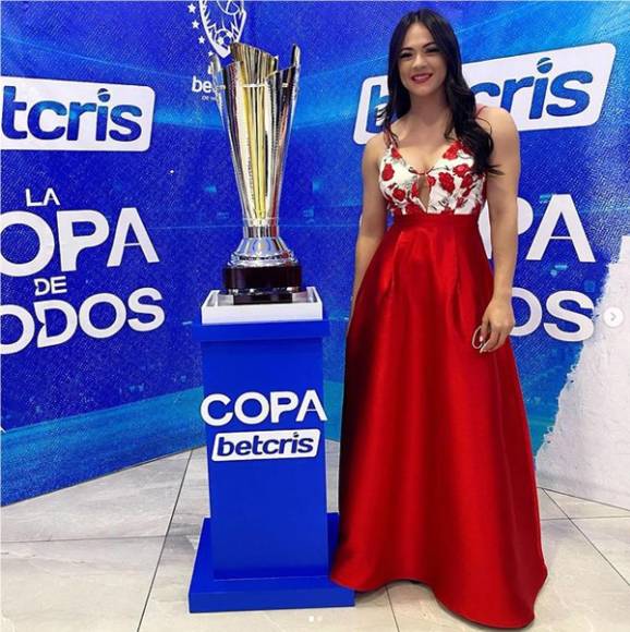 Isabel Zambrano deslumbró en la presentación de la Copa Betcris con su belleza y el hermoso look que lució.
