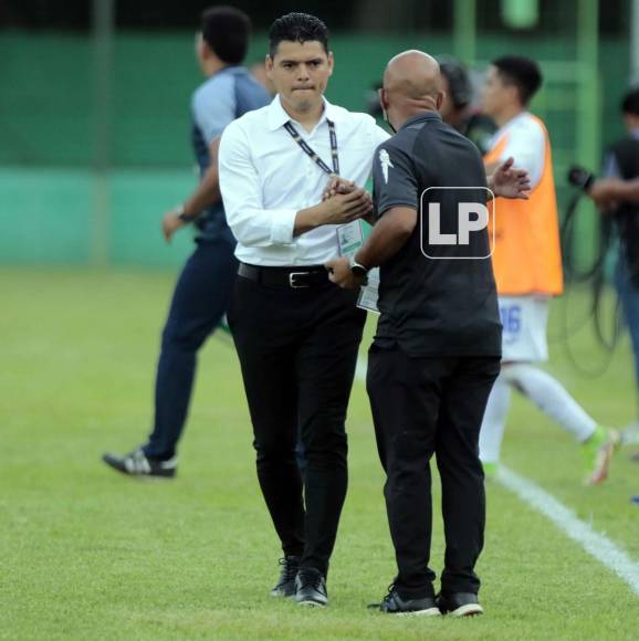 Luis Alvarado saludando a Edwin Martín Banegas, vocero de la Fenafuth.