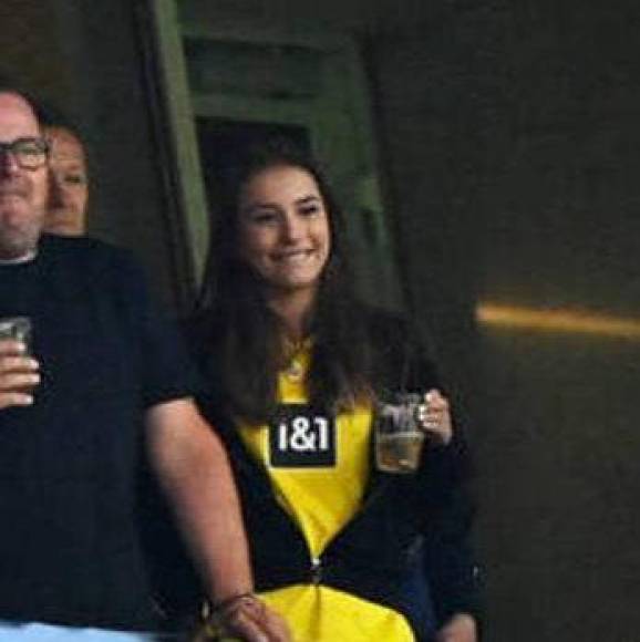 La pareja empezó una relación de amor, según adelanta el diario <i>The Sun,</i> hace unos meses cuando el noruego estaba jugando el equipo alemán Dortmund y ella viajaba a Alemania para verle y ha hecho lo propio ahora que el jugador ha fichado por el Manchester City