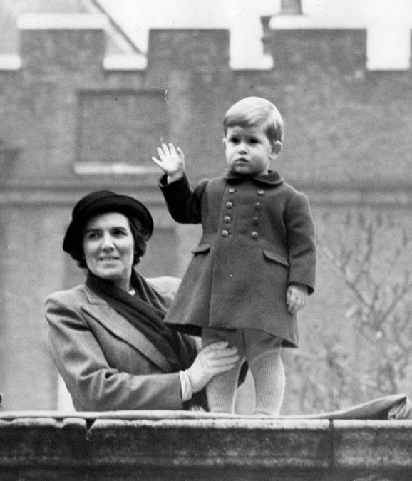 Durante esos días de separación, el pequeño Carlos a menudo quedaba al cuidado de las niñeras de la familia real.