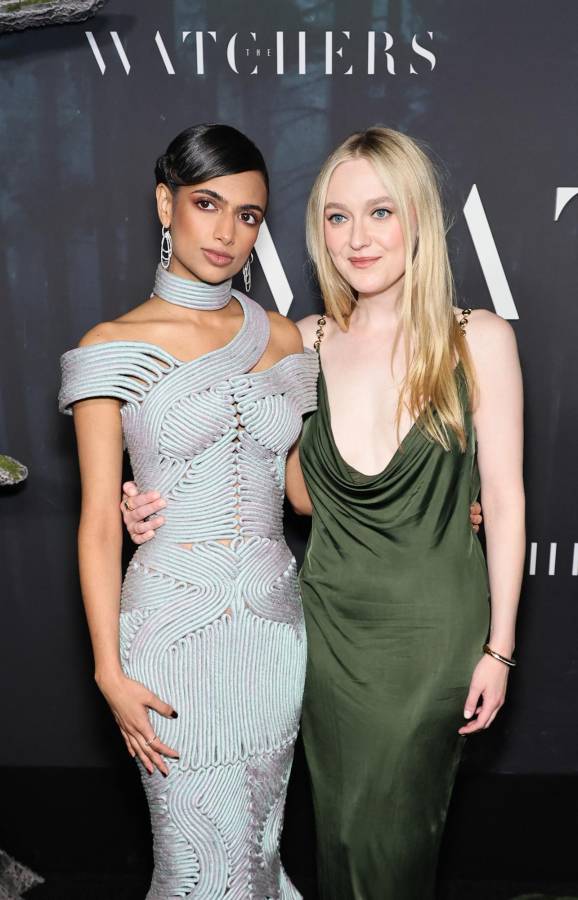 La directora Ishana Night Shyamalan, de 24 años, y la actriz Dakota Fanning, de 30, en la premier de The Watchers.