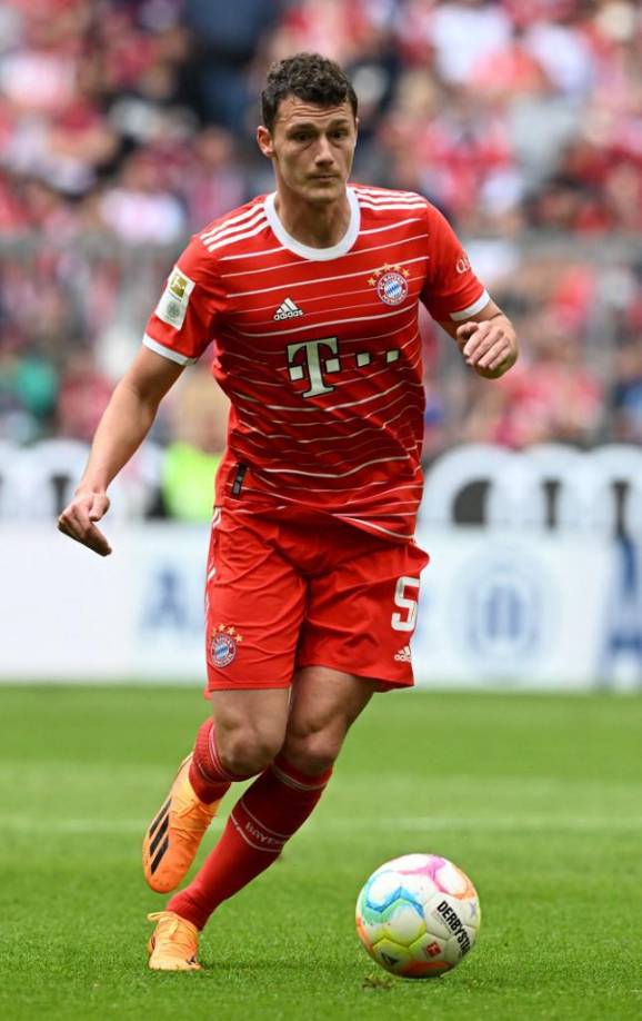 La extensión del contrato de Benjamin Pavard es uno de los temas que tiene sobre la mesa Hasan Salihamidzic, director deportivo del Bayern Múnich. Este lunes Pavard pasó por las oficinas del Bayern para hablar con Salihamidzic, que según apuntan desde Alemania quiere crear un buen ambiente con el francés, de 27 años de edad, antes de sentarse a negociar con sus agentes.