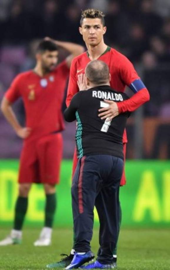 CR7 reaccionó con tranquilidad y le dio un abrazo a uno de los espóntaneos.