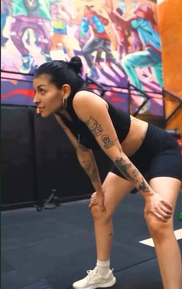 Fue en Instagram donde el entrenador personal <b>Alex Napp</b> compartió un breve video en el que aparece la argentina durante sus sesiones de entrenamiento que ha tenido. En el clip se ve a la intérprete de ‘Mucha data’ vestida con un conjunto deportivo de color negro con <i>biker shorts</i> y <i>crop top</i>, así como <i>sneakers</i> blancos y el cabello recogido.