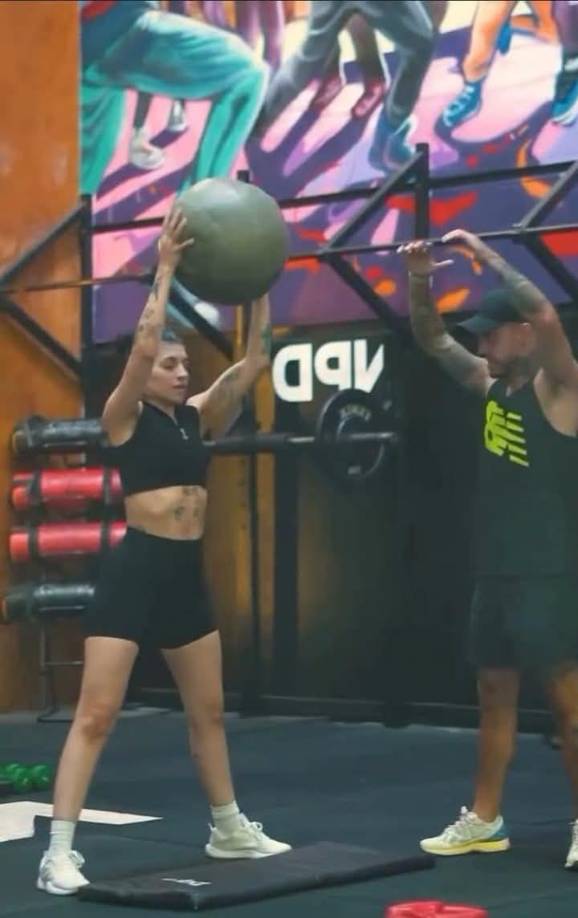 En el <i>post</i> también se aprecia que el lugar está vacío, por lo que al parecer el experto en <i>fitness</i><i><b> </b></i>está dando clases privadas a la cantante de 30 años para evitar comentarios o miradas curiosas mientras se ejercita.